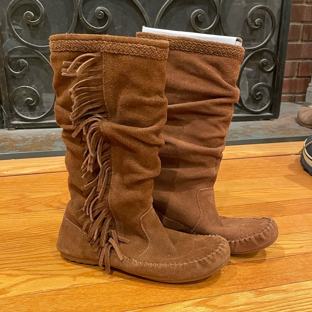 Minnetonka Fringe Boots 🤎